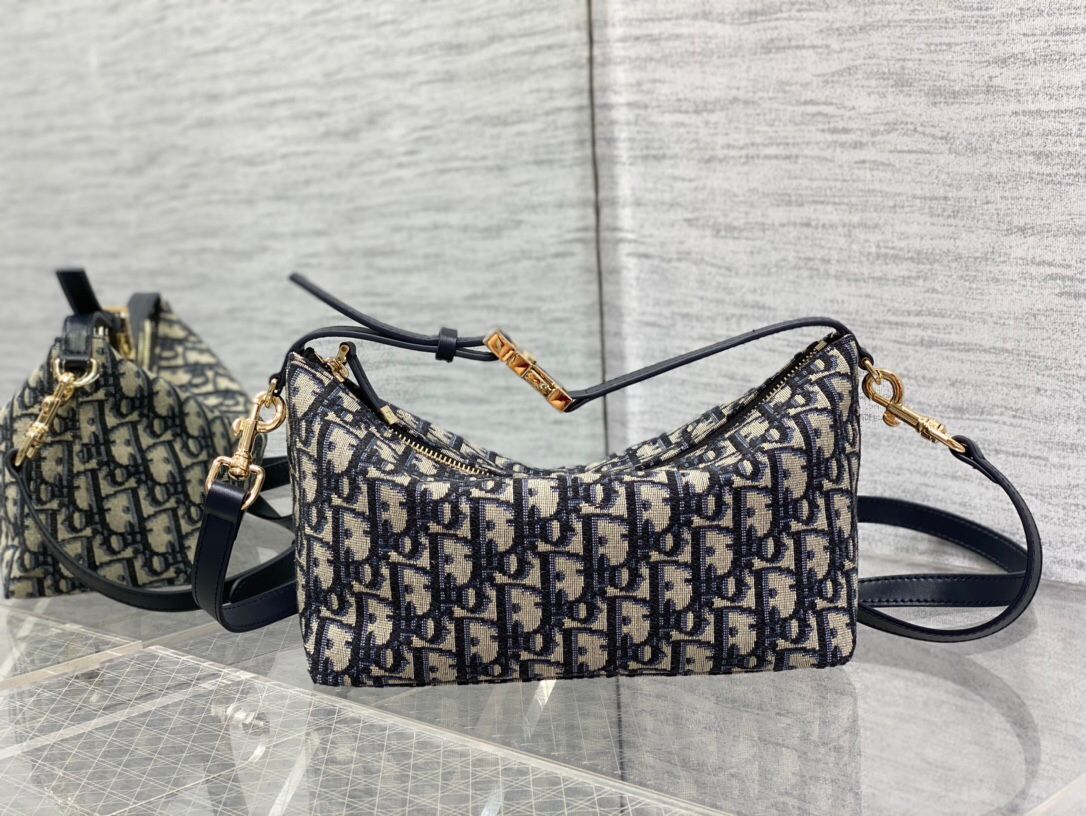 Lunch box bag 2024 new update with shoulder strap 2024 latest lunch box bag I have to recommend it. Brick cabinet hot style. Same diamond pattern, classic old flower embroidery, iconic letters. Very light for personal use. The capacity is also good. It