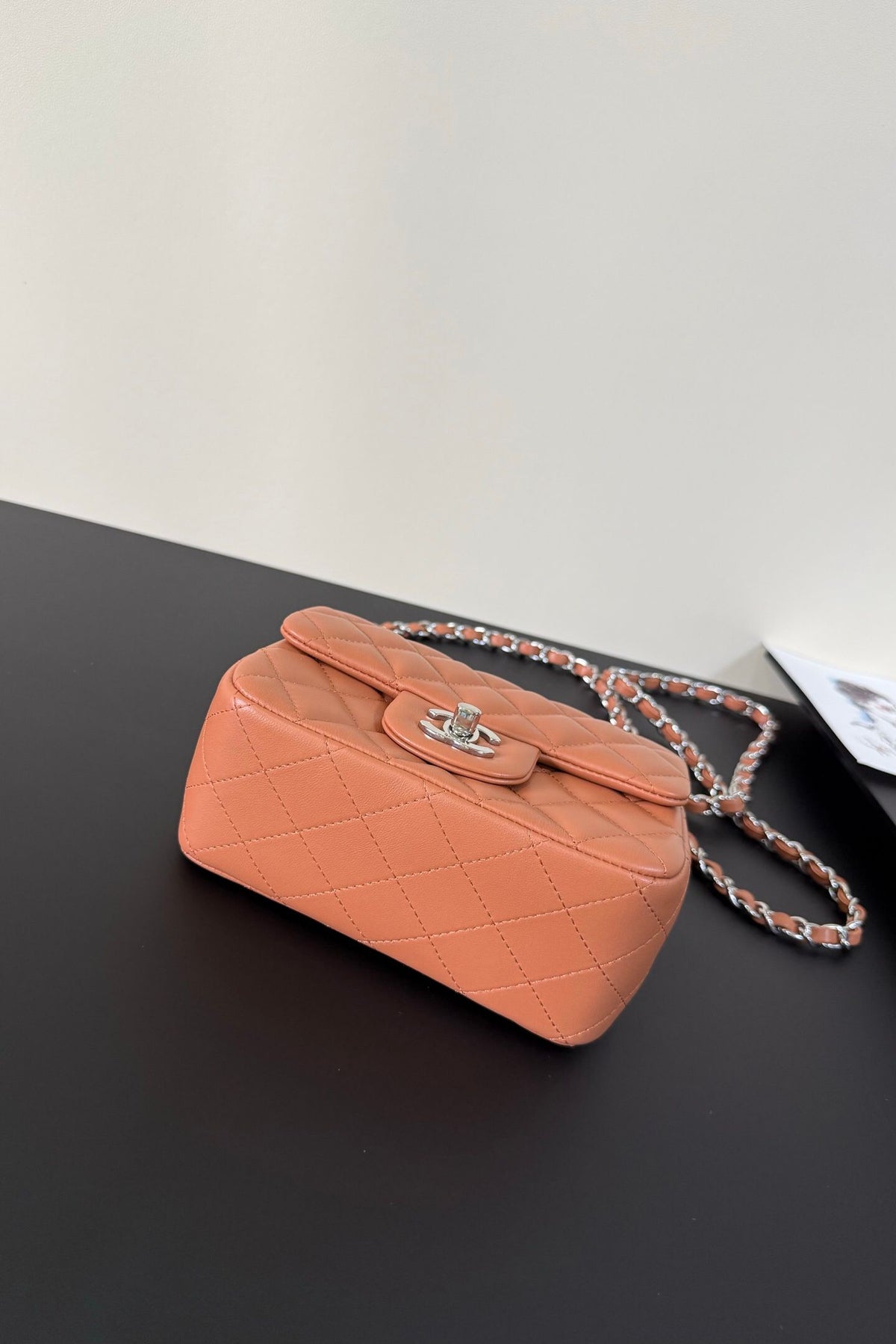 Caramel color silver buckle Classic Flap classic Cf square fat return is exquisite and durable. It is a timeless style that can be matched with anything.