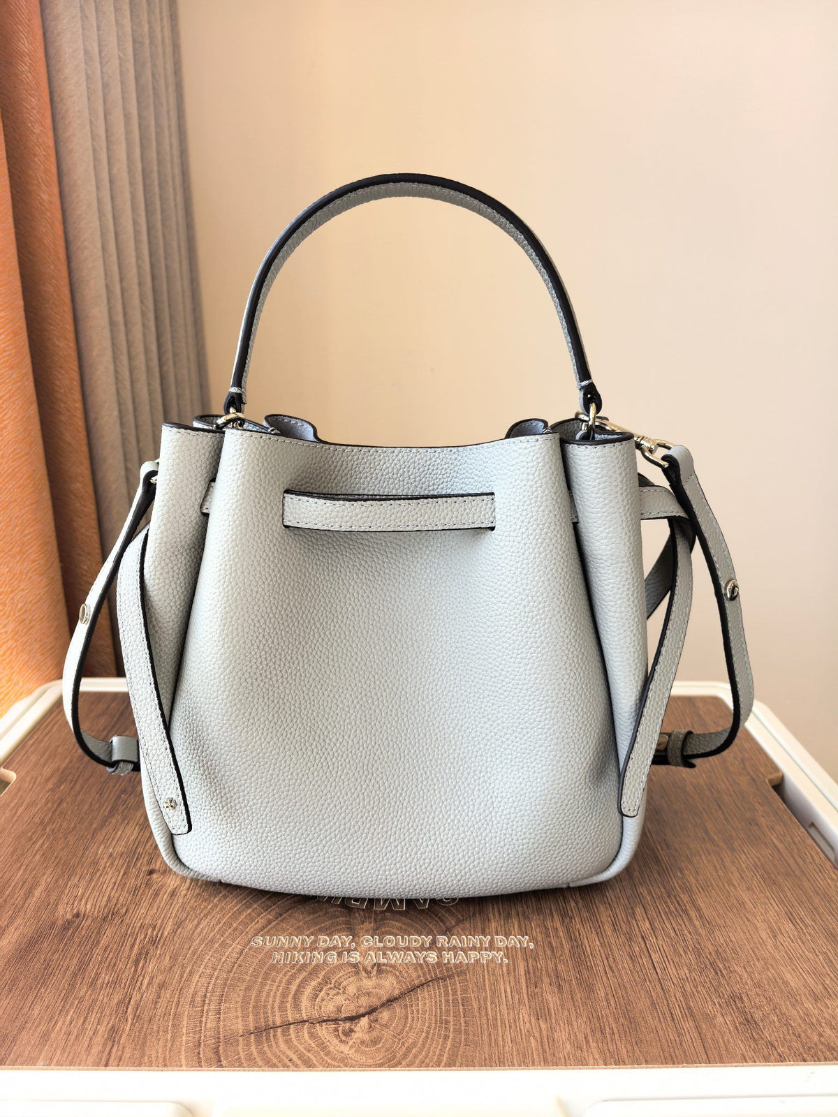 Toryburch's brand new drawstring shopping tote bag with serial number 923 ROMY is a portable crossbody bucket bag made of delicate and thick cowhide material with a soft waist contour. It is the ultimate daily handbag with light weight and spacious interi