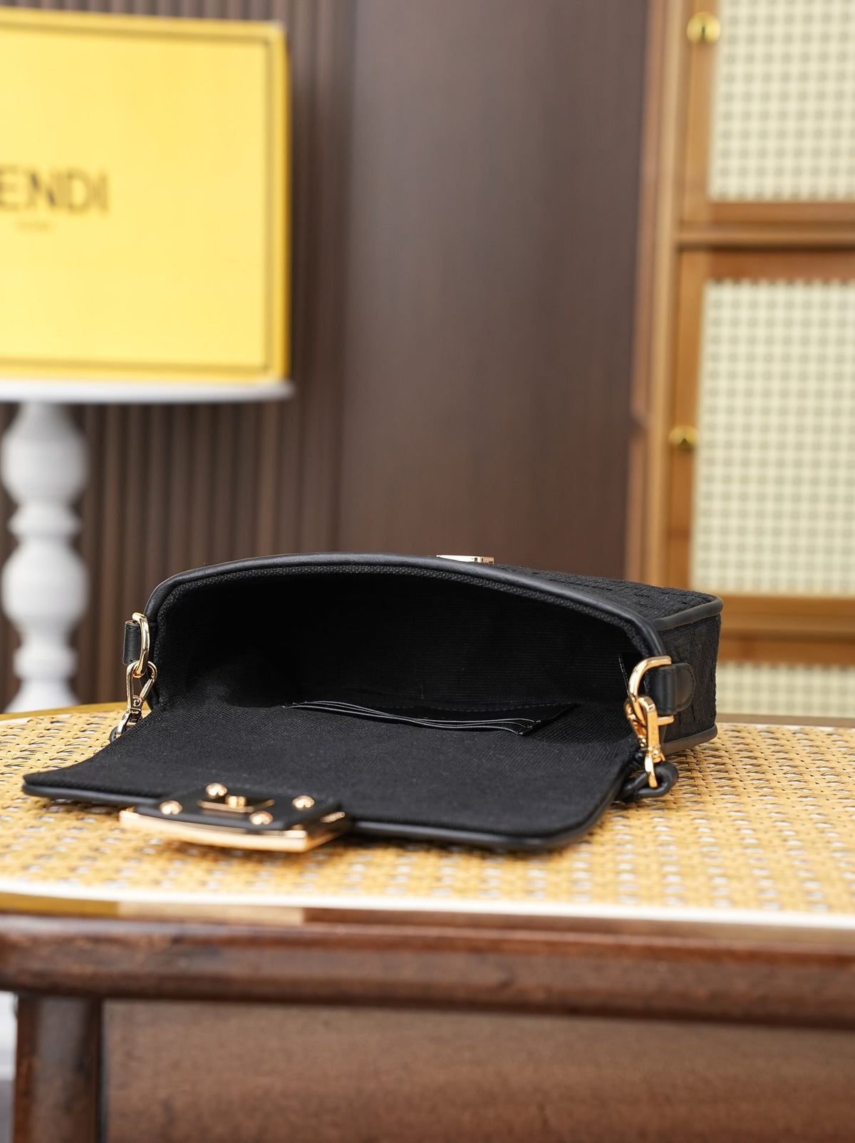 Model 6004, small size 20cm, FENDI's popular classic Baguette, crafted from high-quality canvas material, features double FF three-dimensional embroidery throughout the entire bag, creating an unparalleled texture. It comes with a detachable shoulder