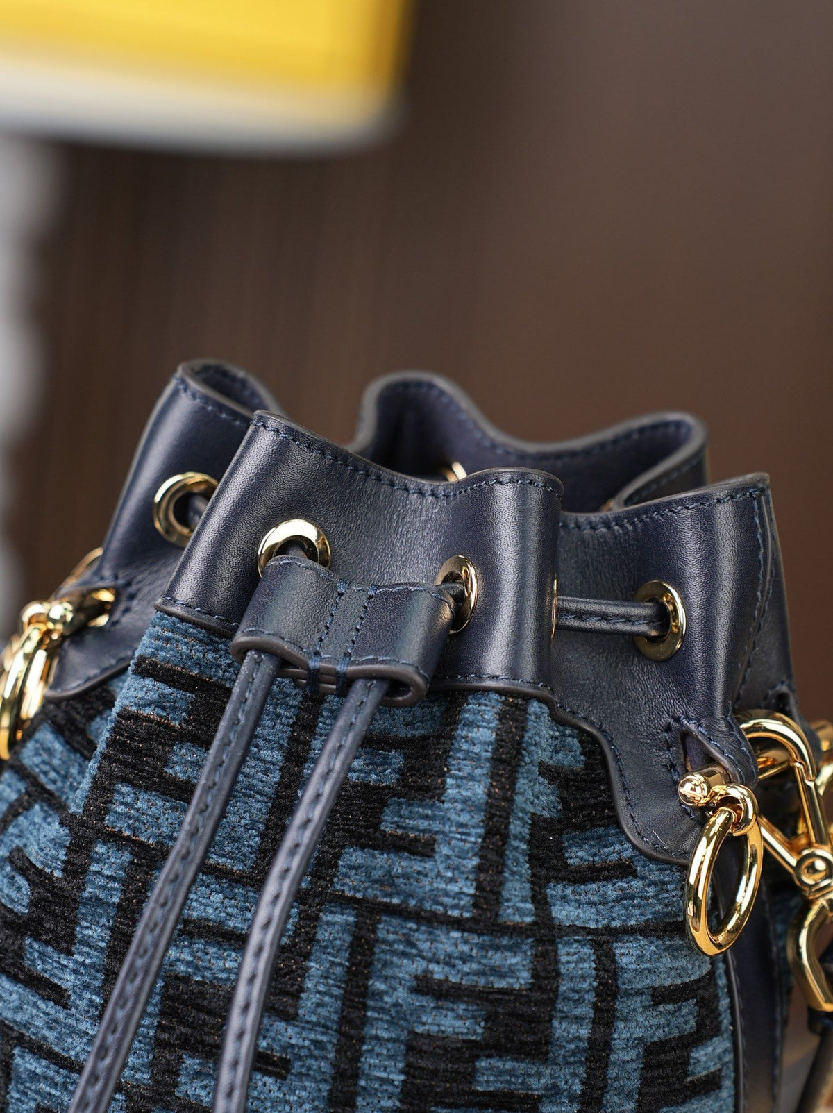 Model: 96827, Dark Blue, Size: 181210㎝. This FENDI-style MON TRÉSOR bucket bag features the iconic pigeon grey FF logo. It is highly practical for both shoulder or hand-carrying