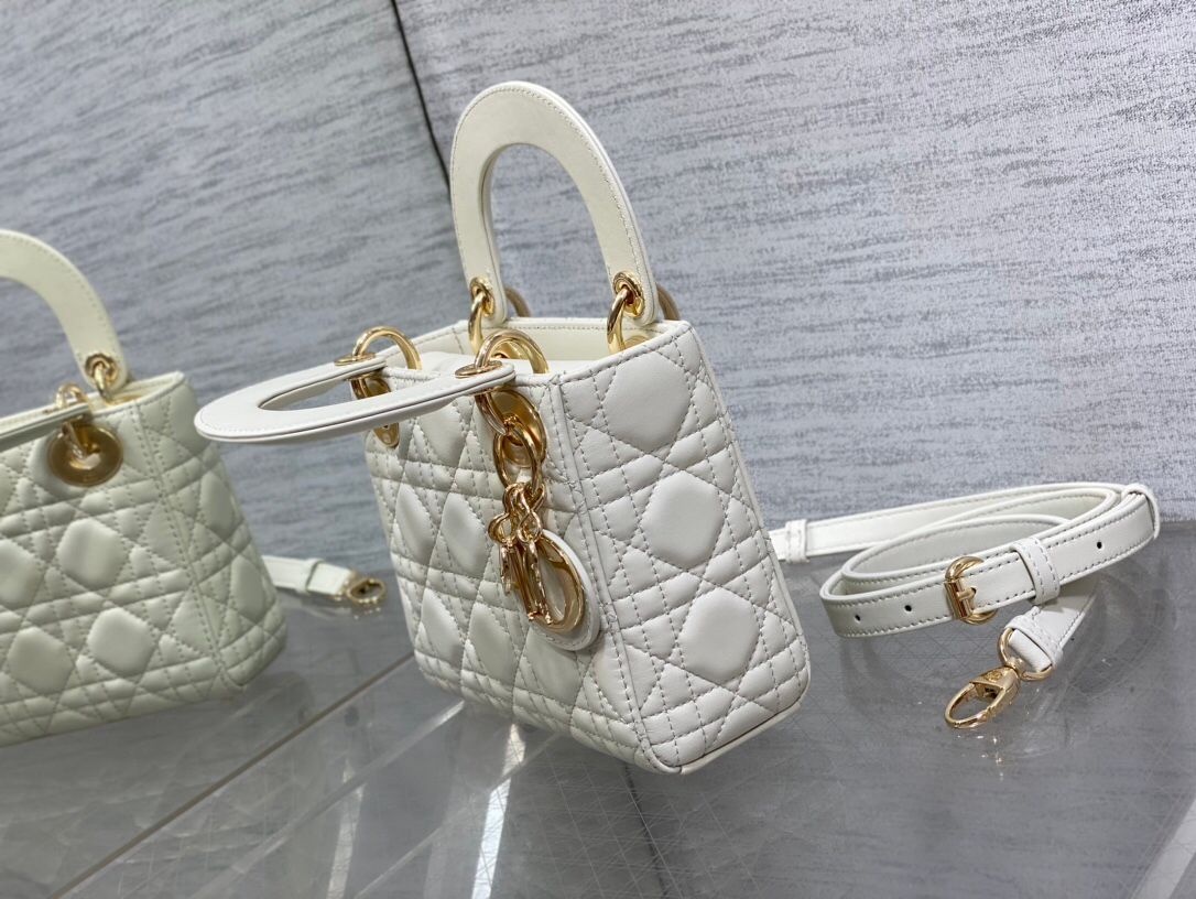 White ready-made Classic Lady bag. A must-have three-compartment bag for everyone. Charming, elegant and full of aura. It is also full of femininity when carried cross-body. Classic fashion style. This beautiful bag is available on Instagram and many