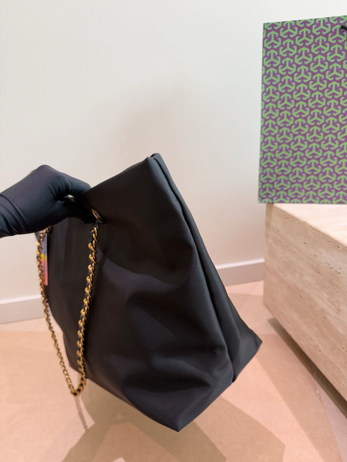 The Tory Burch shopping bag TB is full of classic texture