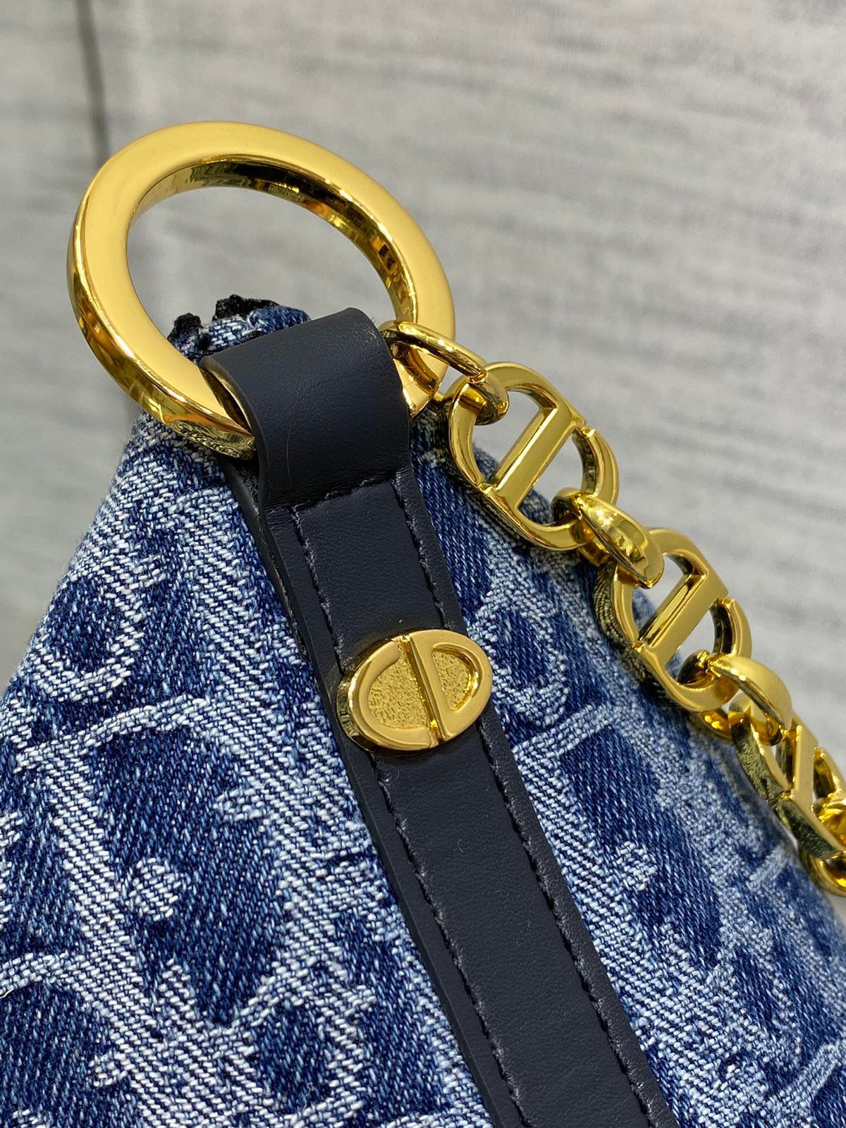 The Hobostar denim series has been planted on this bag. It reinterprets the classic letter pattern with an irregular stonewash effect, giving the bag a new style. The gradient effect is unique and handsome. The fashionable charm shown by the denim print