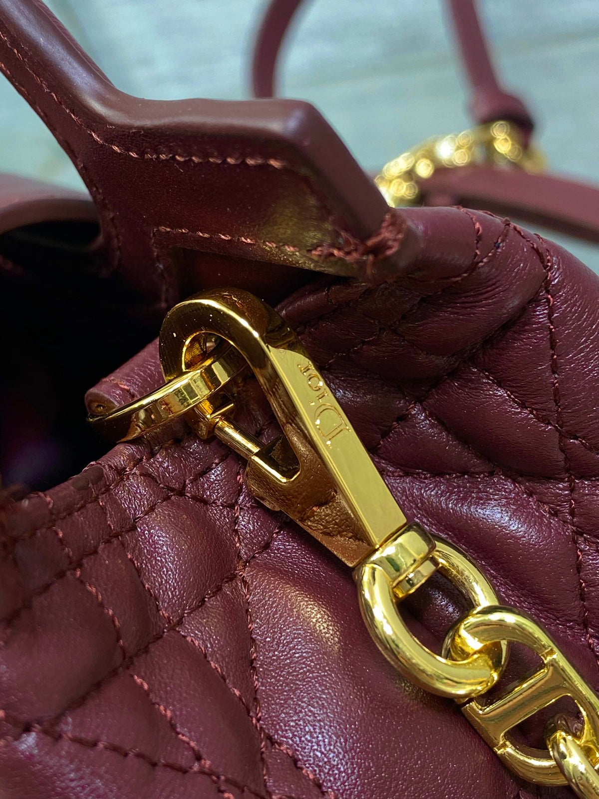 Jolie Top Handle Mini I have no resistance to this kind of exquisite small bag. Carrying a large bag is too tiring. I really like this compact model. It is small, but it can be stuffed with tissues when going out. The best thing is that it can be carried