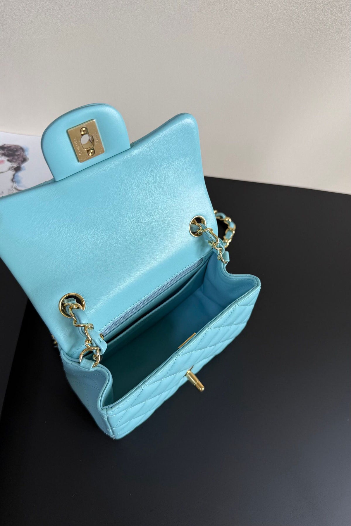 Tiffany blue and gold Classic Flap classic Cf square fat return is exquisite and durable. It is a timeless style that can be matched with anything.