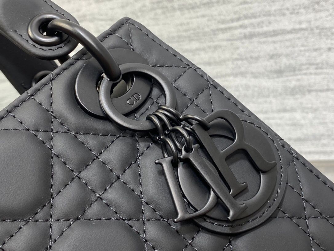 The three-compartment matte black ready-made cannage pattern matte calfskin flip-top Princess Diana bag is a must-have three-compartment small bag. It is charming, elegant and full of aura. It is also full of femininity when carried cross-body. Classic