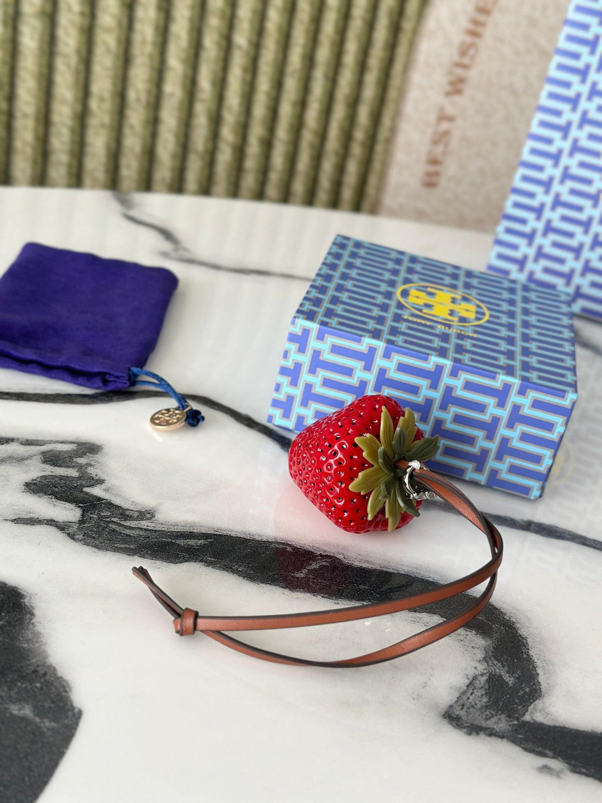 Tory Burch strawberry bag hanging in two colors. Since I found this strawberry on Xiaohongshu, I think it looks so good and cute. I love carrying a basket to match it and try it out. It can also be paired with other bags. Both red and pink colors look