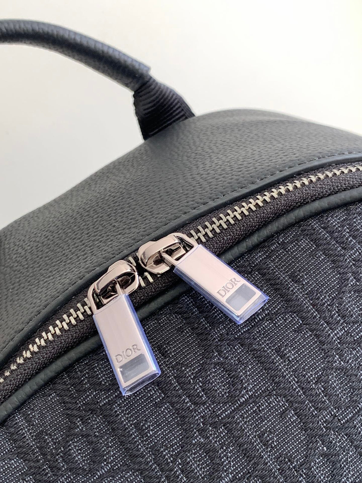 This saddle zippered shoulder bag is a new product in the 2024 winter series. It adopts a fashionable original design to highlight the saddle style. It is carefully made of black Oblique printed fabric and decorated with tonal grained cow leather details