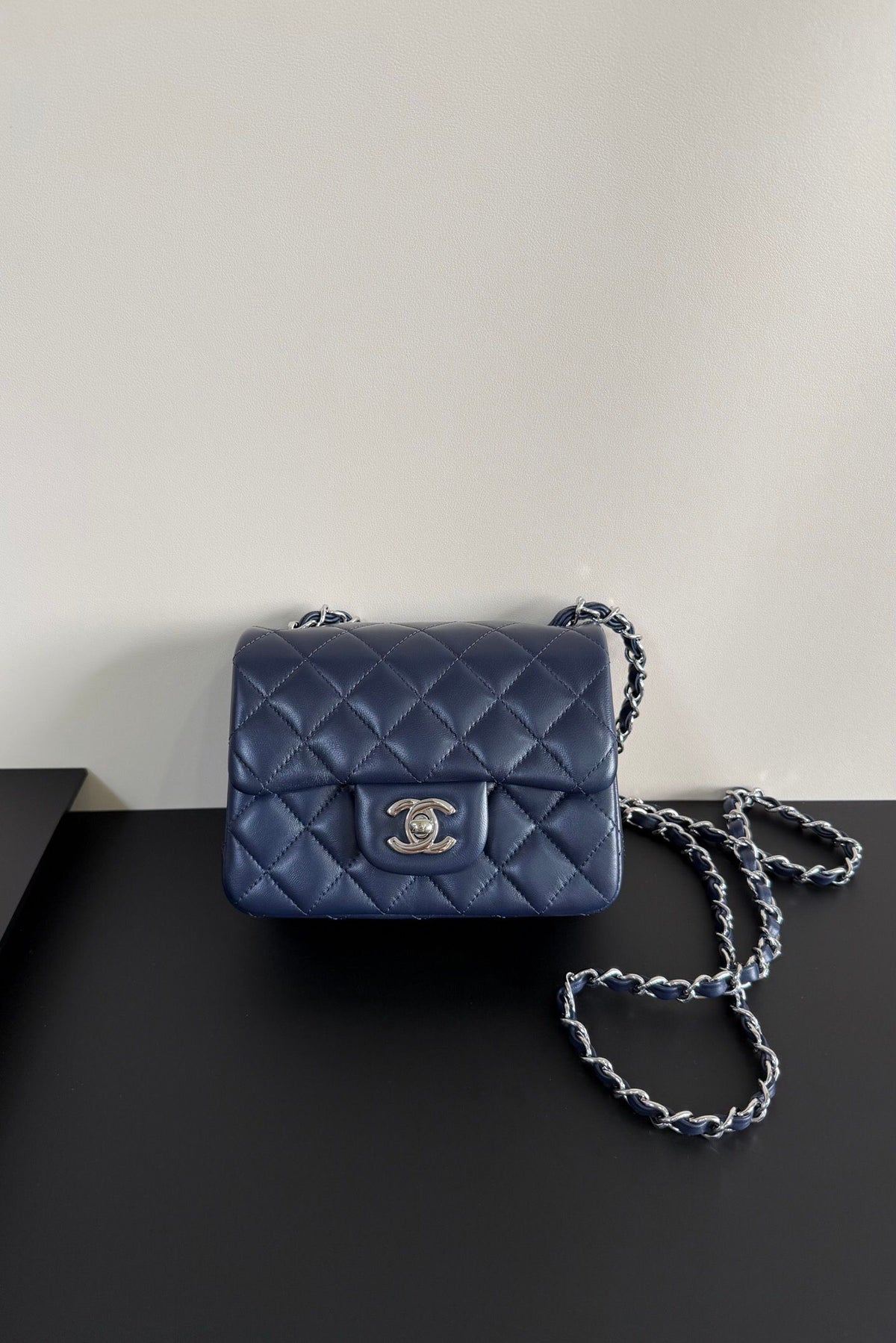 Dark blue silver buckle Classic Flap classic Cf square fat return is exquisite and durable. It is a timeless style that can be matched with anything.