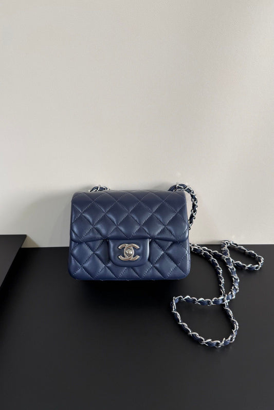 Dark blue silver buckle Classic Flap classic Cf square fat return is exquisite and durable. It is a timeless style that can be matched with anything.