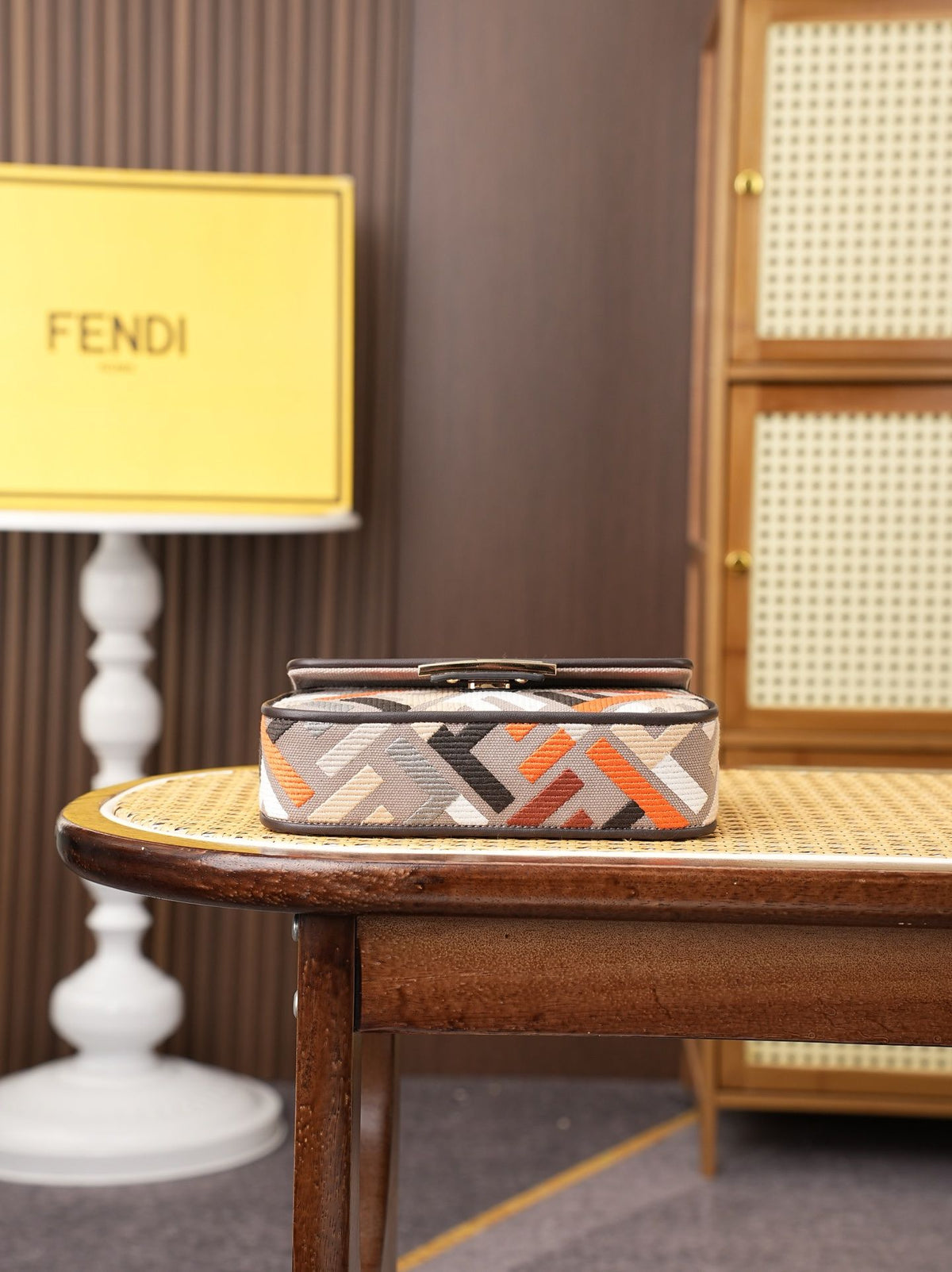 Model 6004, small size 20cm, FENDI's popular classic Baguette, crafted from high-quality canvas with advanced techniques. The entire bag features double FF three-dimensional embroidery, boasting an unparalleled texture. It comes with a detachable shoulder
