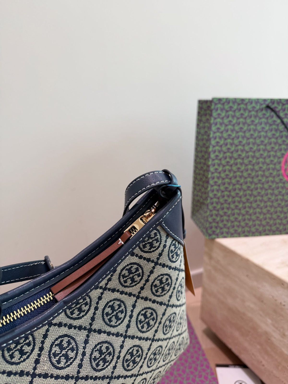 Comes with Tory Burch's new vintage flower hobo bag gift box