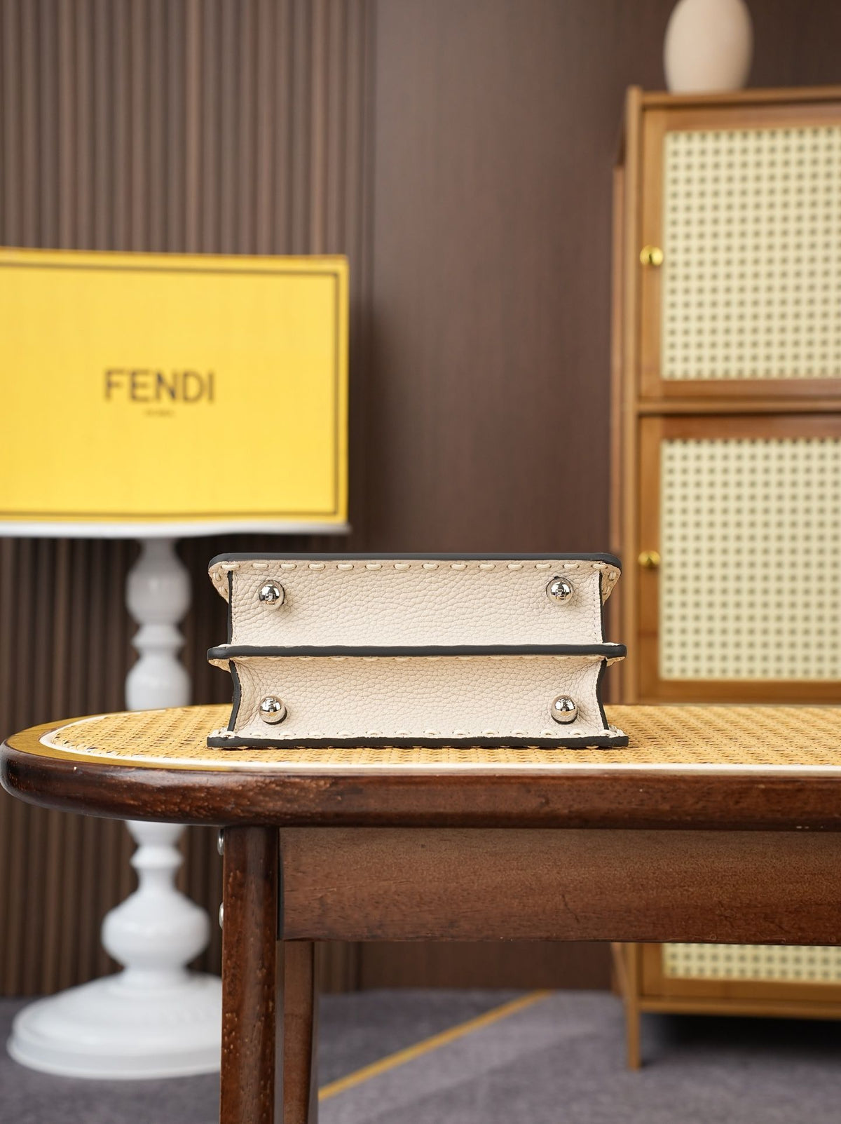 Model 15009, beige color, size 20cm. Details: beige hand-sewn, PeekabooISeeU medium-sized handbag, made of peel-effect calfskin leather, featuring classic twist locks on both sides, soft nappa leather lining, two compartments separated by a hard divider