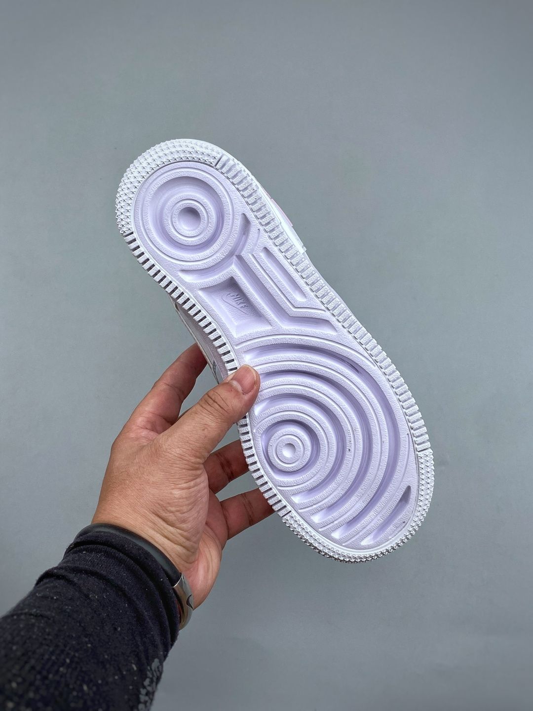 Support the launch of NIKE W AF1 SHADOW, a brand-new girly deconstructivist design. The Macaron Air Force 1 is a lightweight, height-increasing, low-top, versatile sneaker that injects playful elements into classic design. It features a layered structure