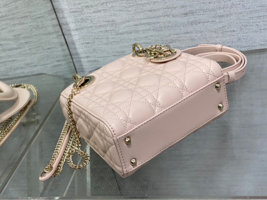 Rouge powder is in stock. Classic Lady bag. Iconic letter pendant. Classic rhombus. Excellent hand-feeling sheepskin. A must-have three-compartment bag. Charming, elegant and full of aura. It is also full of femininity when carried cross-body. Classic