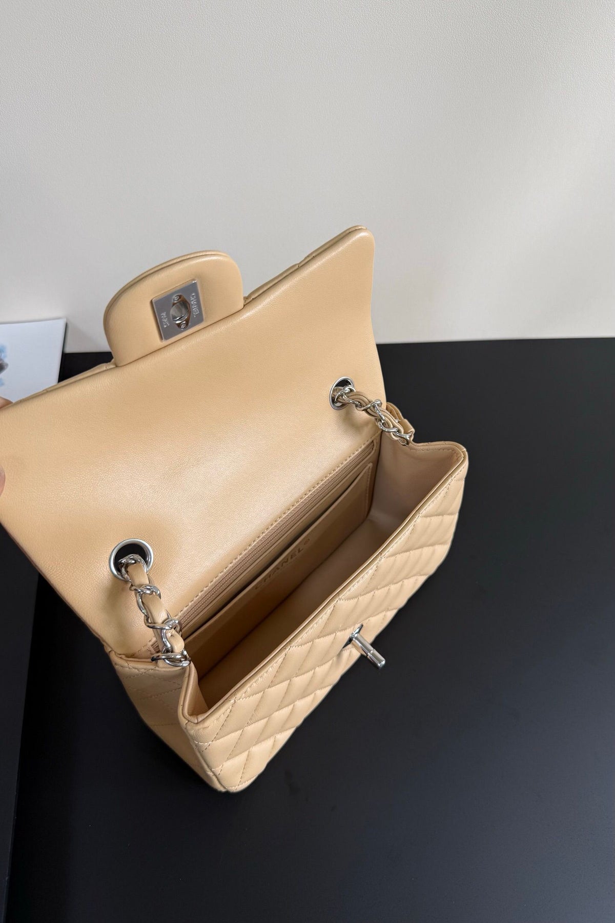 Upgraded version (full leather inside and outside) CF 20cm lambskin. Exclusive good product on the market. Please see the pictures for leather details and workmanship. It is perfect. Welcome to compare. 116 apricot silver buckle.