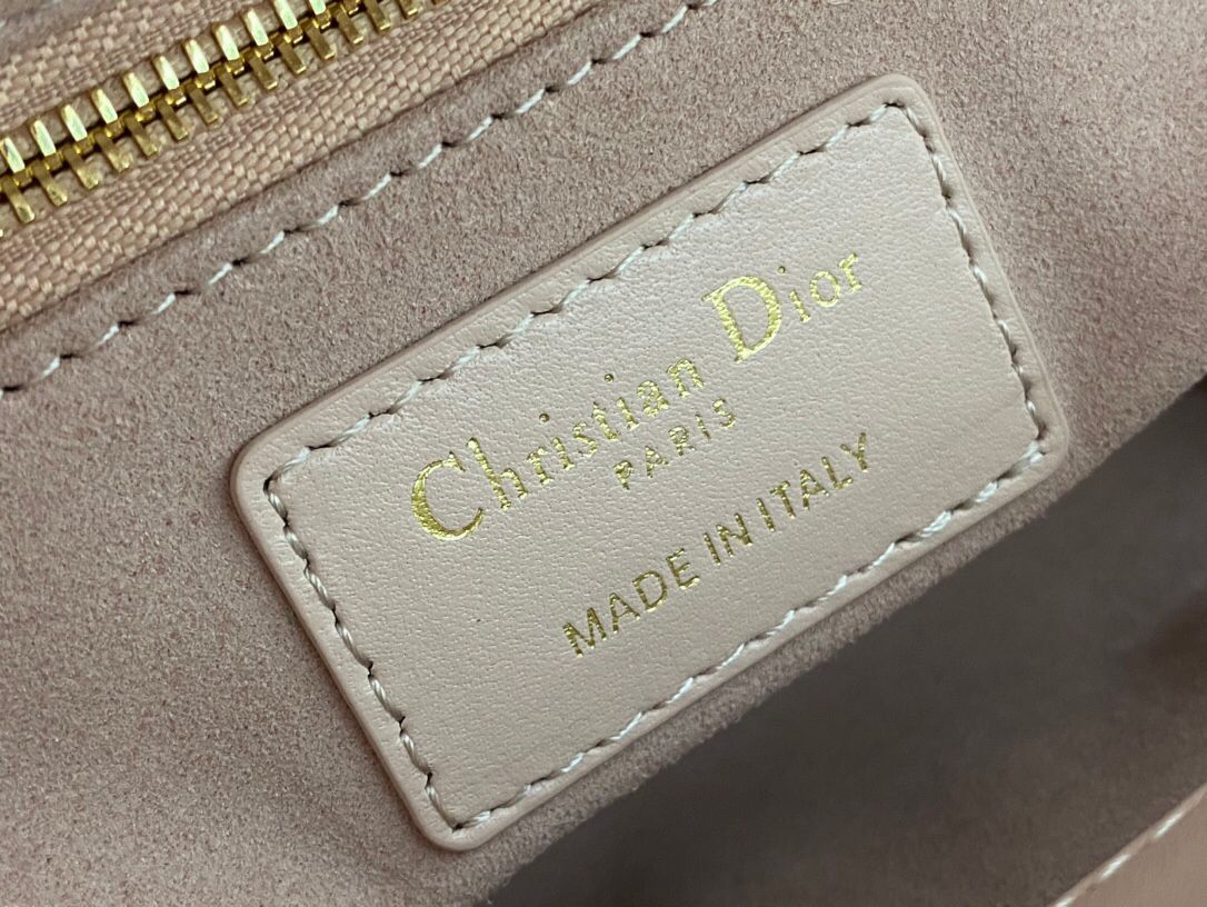Rouge powder is in stock. Classic Lady bag. Iconic letter pendant. Classic rhombus. Excellent hand-feeling sheepskin. A must-have three-compartment bag. Charming, elegant and full of aura. It is also full of femininity when carried cross-body. Classic