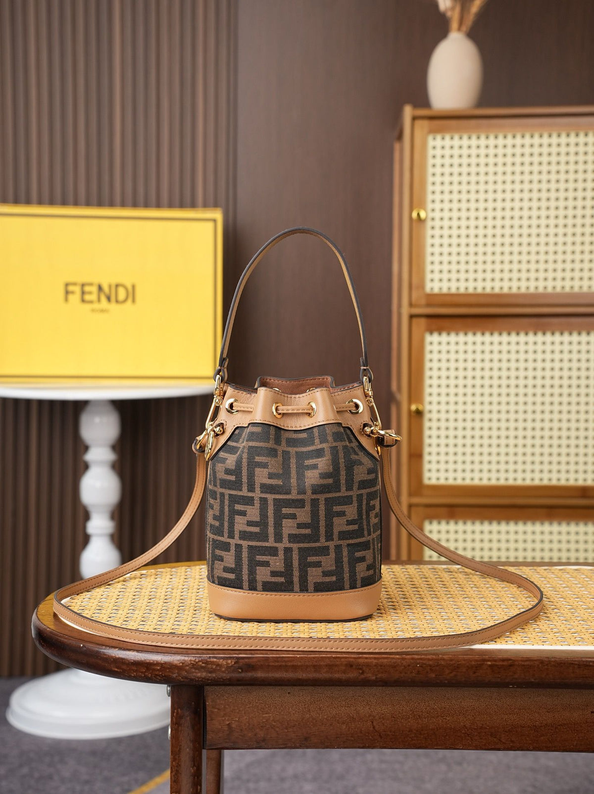 Model 15010, old-fashioned cloth, size 10x12x18cm, Mon Tresor bucket bag, brand new proportion, classic double F fabric paired with calfskin material, can be carried by hand or slung across the shoulder, vintage yet fashionable, practicality and appearanc