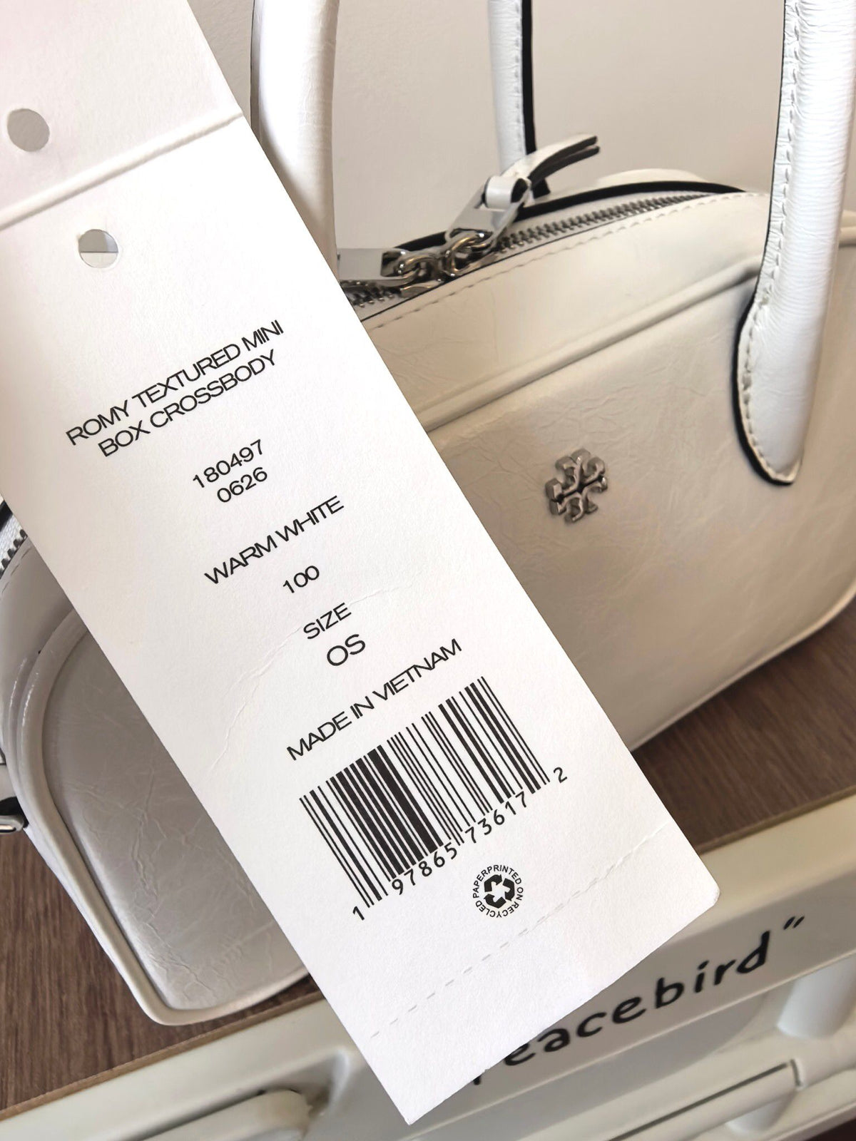 The TORY BURCH ROMY TEXTURED MINI BOX CROSSBODY Mini Bowling Bag Small square bag is versatile, round and shaped, portable, cross body, commuting and dating can carry leather, oil resistant wax cow leather itself is relatively wear-resistant, and it is