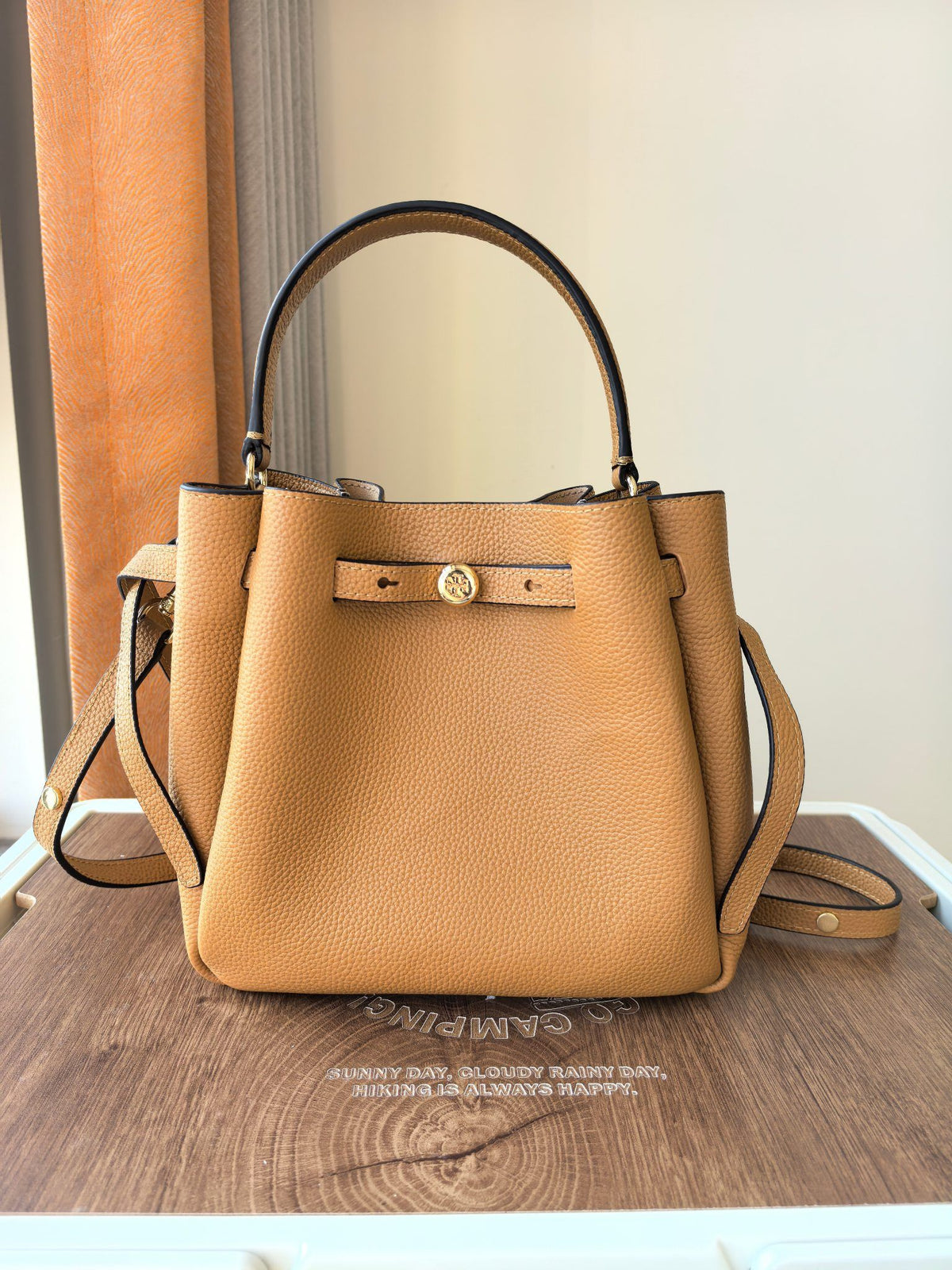 Toryburch's brand new drawstring shopping tote bag with serial number 923 ROMY is a portable crossbody bucket bag made of delicate and thick cowhide material with a soft waist contour. It is the ultimate daily handbag with light weight and spacious interi