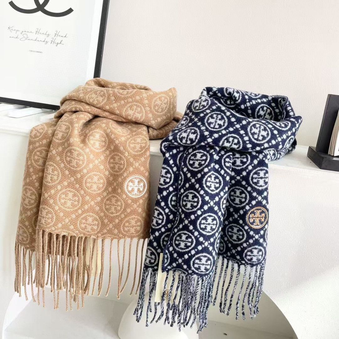 Synchronize TORY BURCH Long Scarf. It's lucky to have received this brand's products. It's really rare to see them. There are very few orders in China. The styles are really rare. The top luxury brand adheres to traditional craftsmanship and exudes a