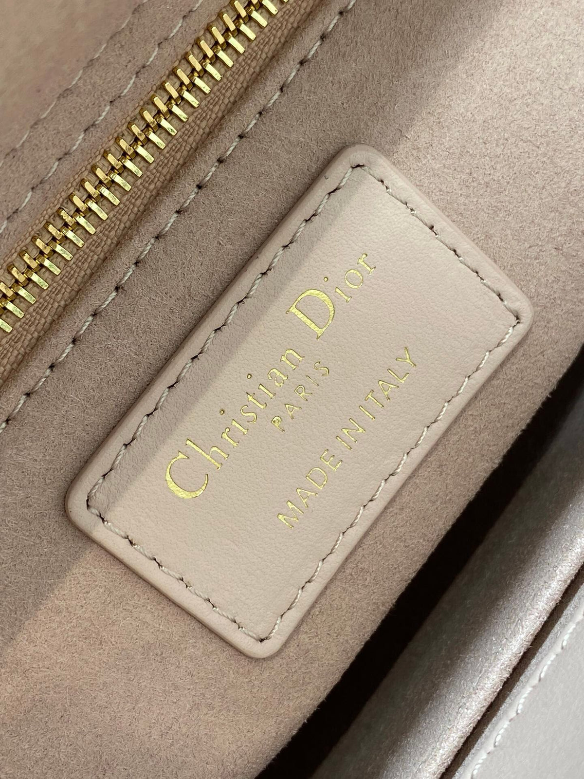 Rouge powder is in stock. Sheepskin Bing is smart, dazzling and bold. The visual impact of science fiction is so shocking. The pearlescent effect on the whole bag is like a laser. It is as stunning as a rainbow. It is more powerful when paired with silver