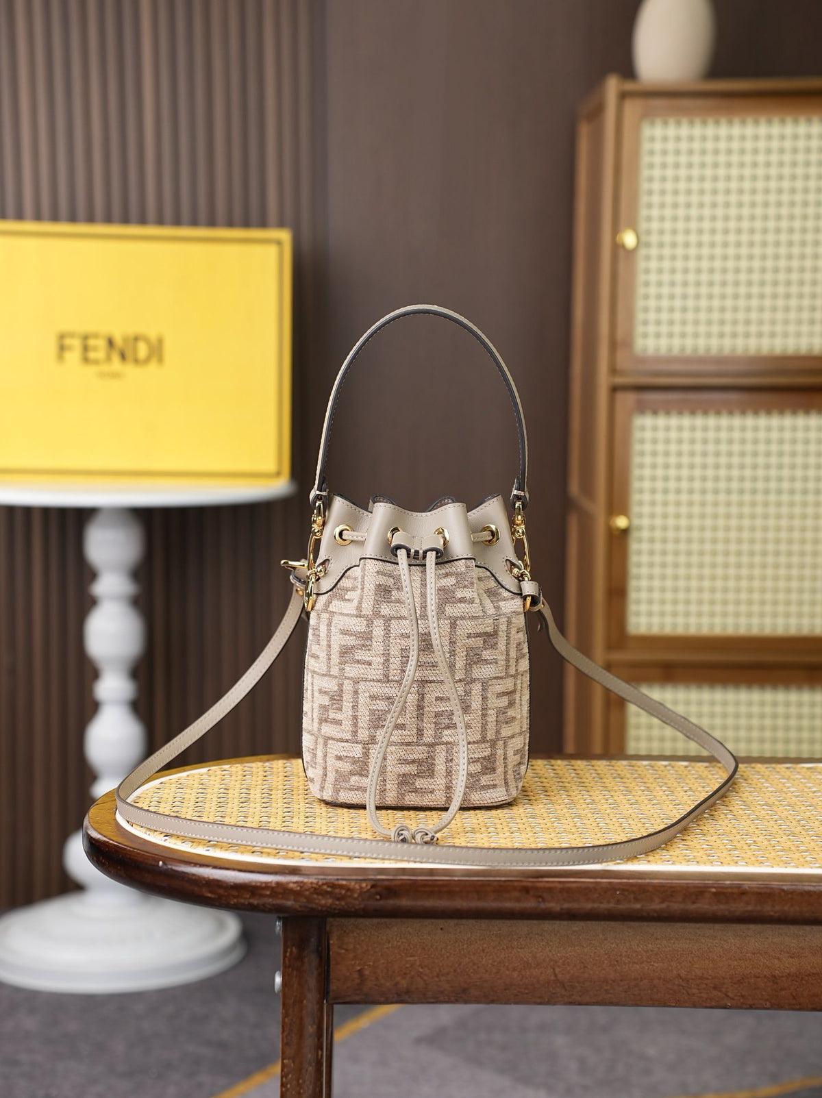 Model 96827 khaki size 181210 cm FENDI same model MON TR É SOR bucket bag decorated with pigeon gray iconic FF logo, both shoulder and handheld are super practical