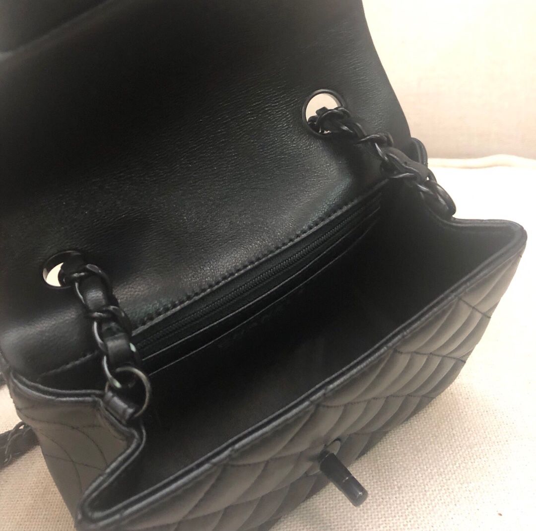 cm shipped, classic CF black gun hardware, classic full rhombus, imported sheepskin lining is also matching black lambskin, cool to the end, brand new upgraded version, super good leather, conscientious work, size 17cm p680