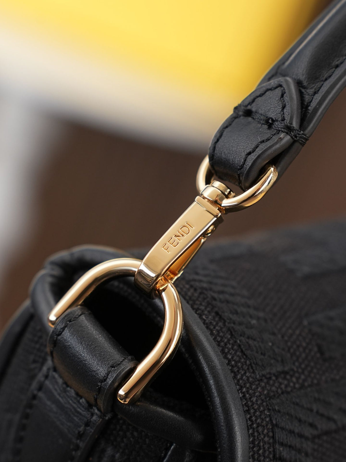 Model 6004, small size 20cm, FENDI's popular classic Baguette, crafted from high-quality canvas material, features double FF three-dimensional embroidery throughout the entire bag, creating an unparalleled texture. It comes with a detachable shoulder