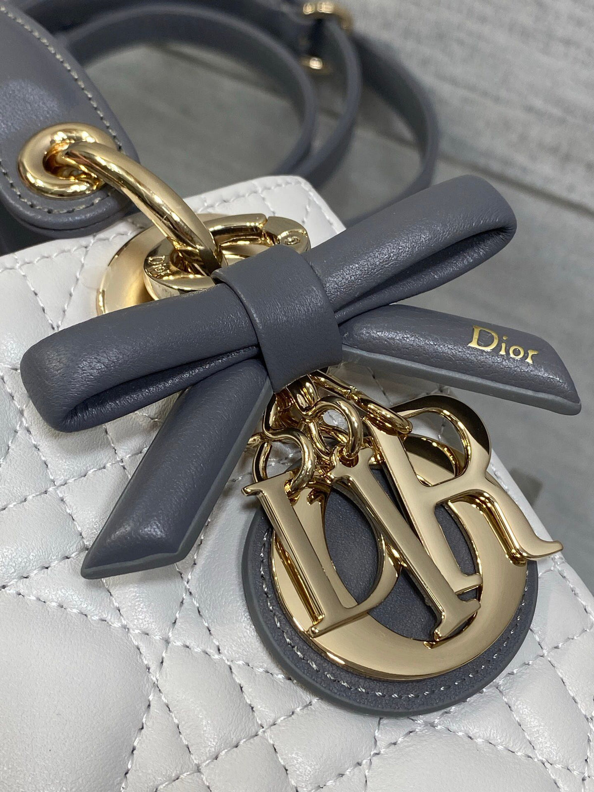 The Lady three-compartment bow bag is a must-have three-compartment bag for everyone. It is charming, elegant and full of aura. It is also full of femininity when carried cross-body. Classic fashion style. This beautiful bag is available on Instagram