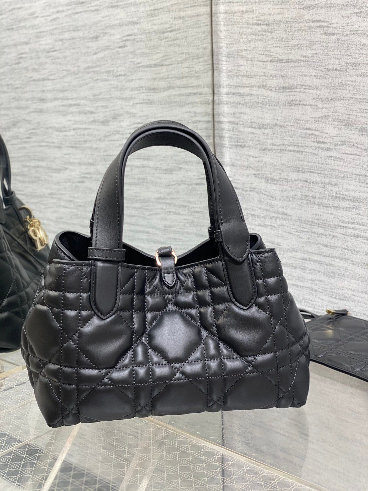 The small black size is in stock. Take Toujours with you when traveling. The oversized rhombus design is matched with classic letter accessories. It is very modern and fashionable. The structure of the bag is very soft. The calfskin material is full of