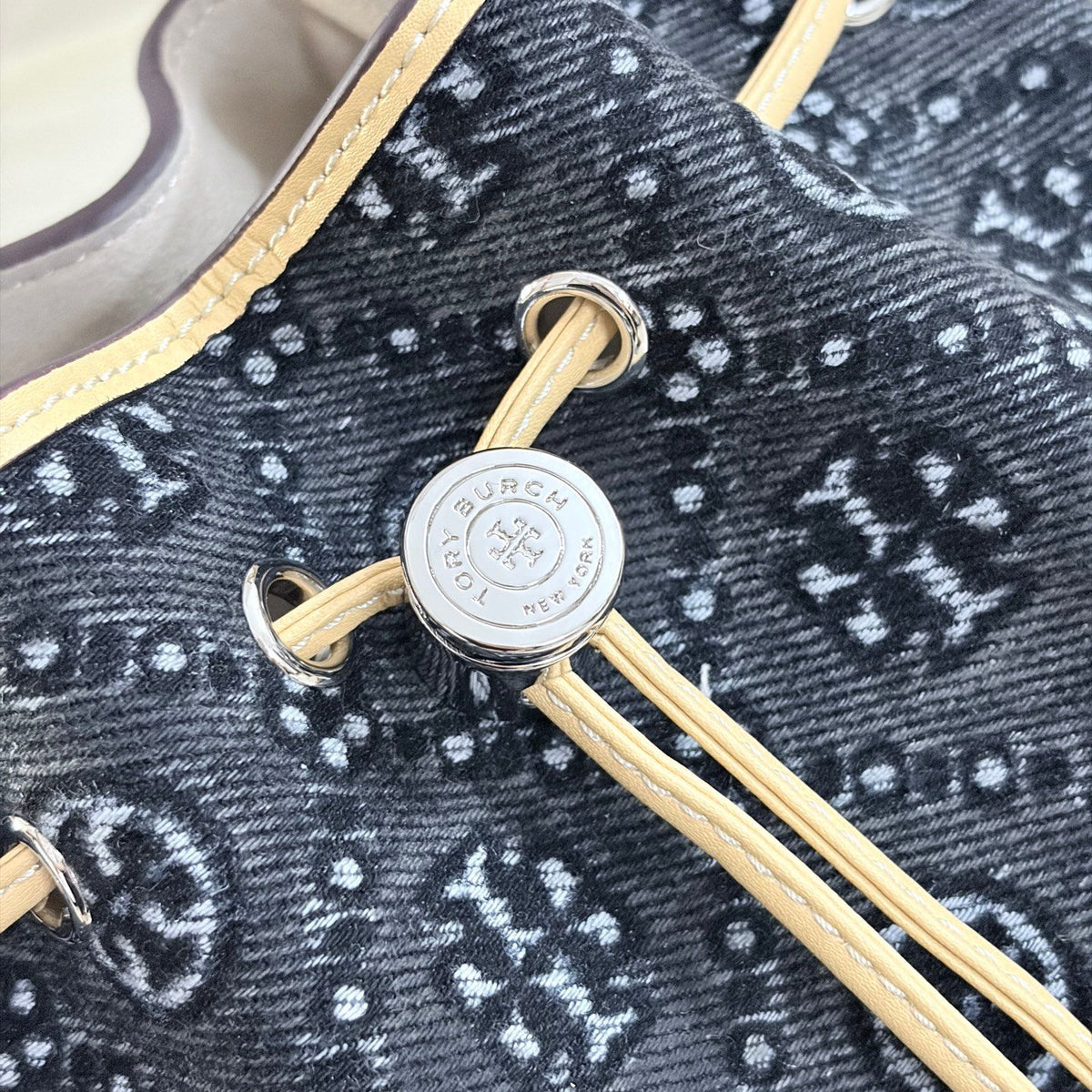 Tory Burch's T-Monogram series black presbyopia