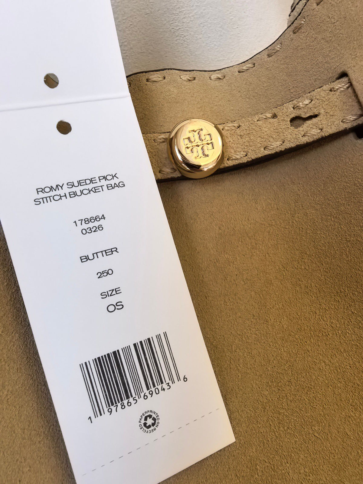Toryburch's brand new drawstring shopping tote bag with serial number 923 ROMY is a portable crossbody bucket bag made of delicate and thick cowhide material with a soft waist contour. It is the ultimate daily handbag with light weight and spacious interi