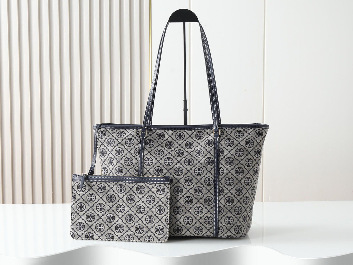 Tory Burch's new vintage tote bag features double T jacquard fabric and navy blue leather trim, making it durable and wear-resistant! The interior space is super large, with a 13 inch laptop folding umbrella that can hold commuting or mommy bags. The