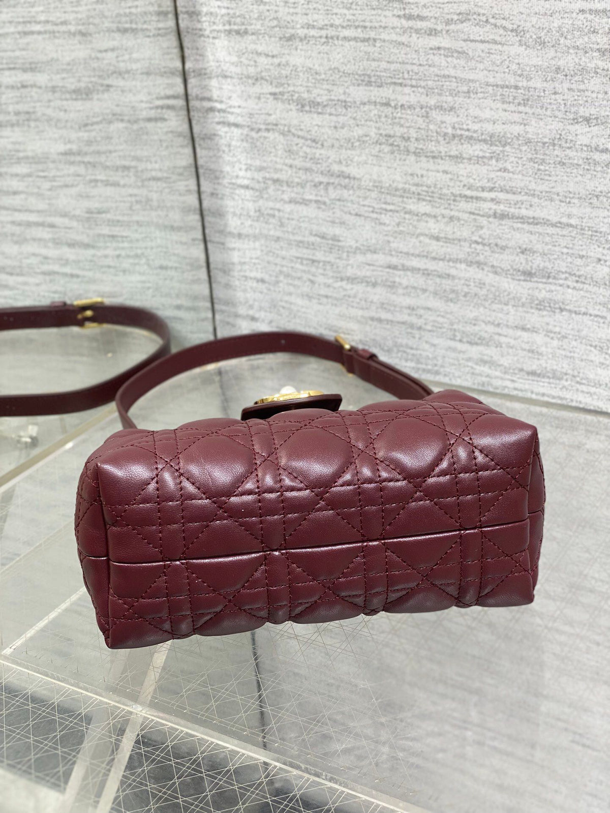 Jolie Top Handle Mini I have no resistance to this kind of exquisite small bag. Carrying a large bag is too tiring. I really like this compact model. It is small, but it can be stuffed with tissues when going out. The best thing is that it can be carried