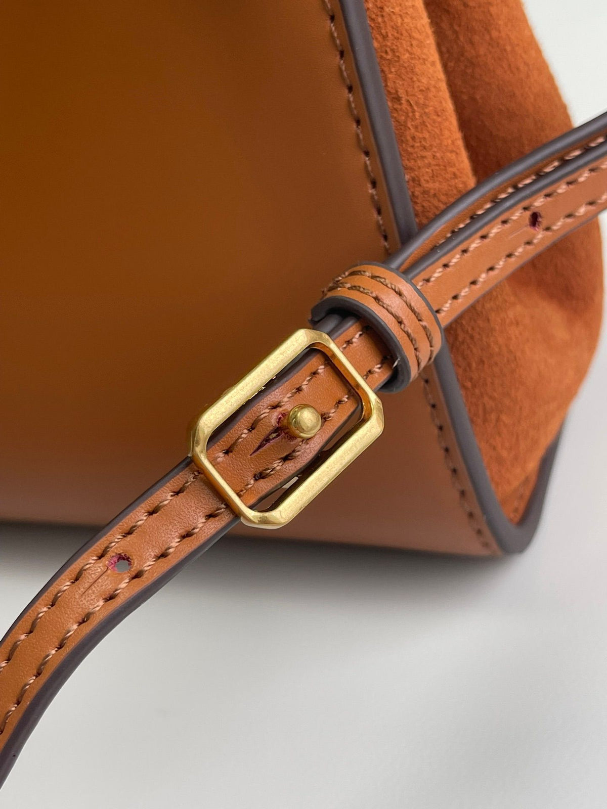 Number 086, TORY BURCH. New Eleanor leather handbag with exquisite suede trim. The bag has a clean and crisp body, and the iconic double T logo is three-dimensional and eye-catching. Exquisite craftsmanship. It can be lifted with a handle or removed