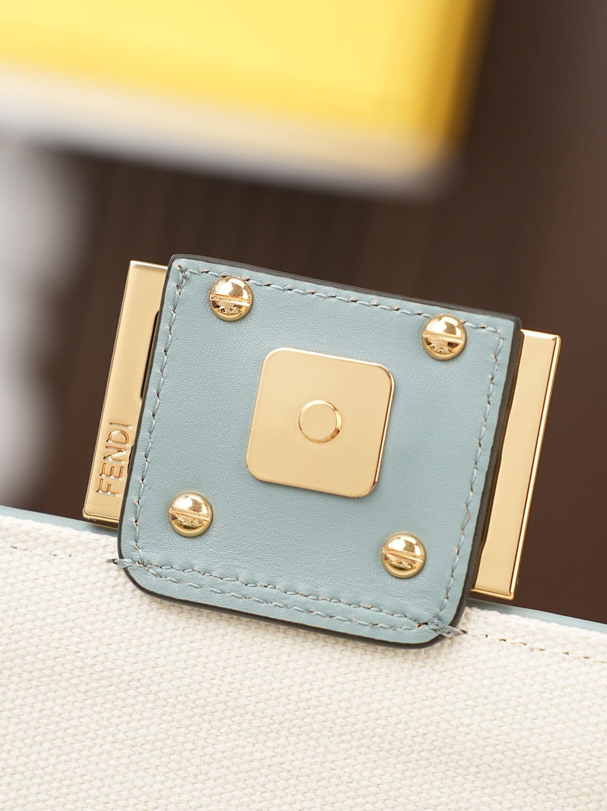 Model 6004, small size 20cm, FENDI's popular classic Baguette, crafted from high-quality canvas with advanced techniques. The entire bag features double FF three-dimensional embroidery, boasting an unparalleled texture. It comes with a detachable shoulder