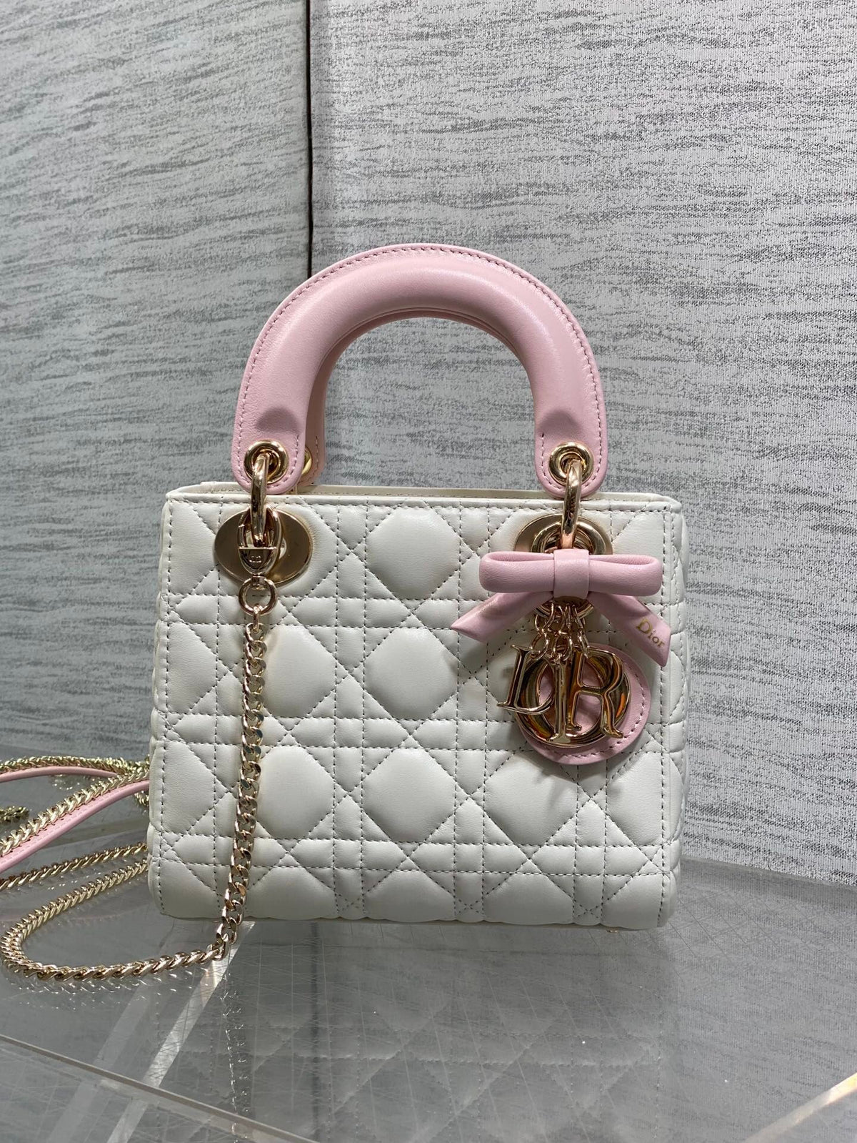 Classic Lady's latest bow-tie Princess Diana bag. A must-have three-compartment bag for everyone. Charming, elegant and full of aura. It is also full of femininity when carried cross-body. Classic fashion style. This beautiful bag is available on Instagra
