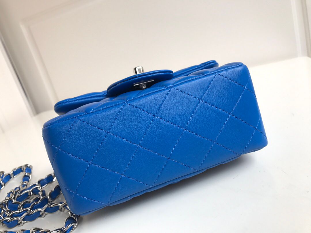 Fang Fatzi Mini 17cm CF has a very feminine elegance and inherits classics. It is listed as the historical sales champion and is an indispensable piece in every pink fan’s wardrobe. 17cm650 Sheepskin