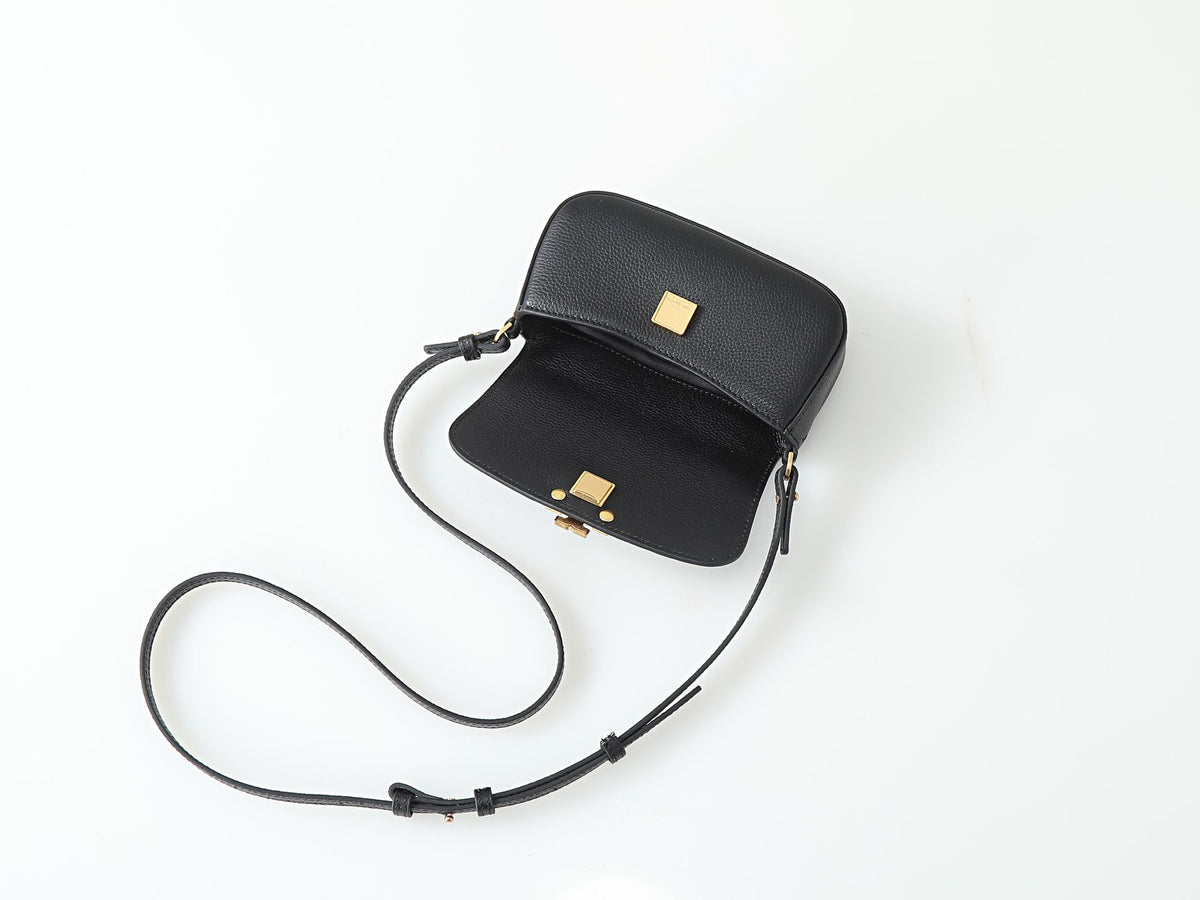 Top layer cowhide 300 Tory Burch's "caramel cube" lychee patterned leather feels a bit delicate and grainy to the touch, with a golden logo secretly flashing in the sunlight. TB handheld slanted hanging bag