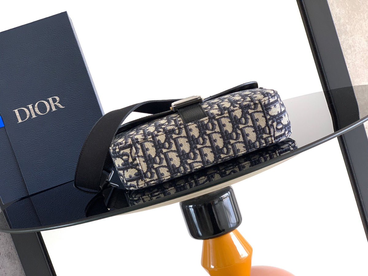 The Heritage Saddle Flap Messenger Bag is sophisticated and stylish with a distinctive style. Combining Oblique printed fabric with grained calfskin, it has an elegant saddle flap and is embellished with a Heritage buckle. A hallmark of classic craftsmans