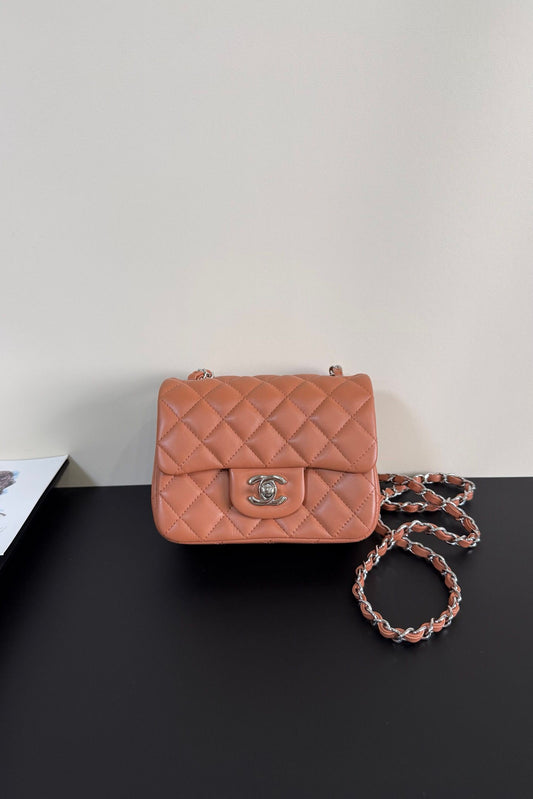 Caramel color silver buckle Classic Flap classic Cf square fat return is exquisite and durable. It is a timeless style that can be matched with anything.