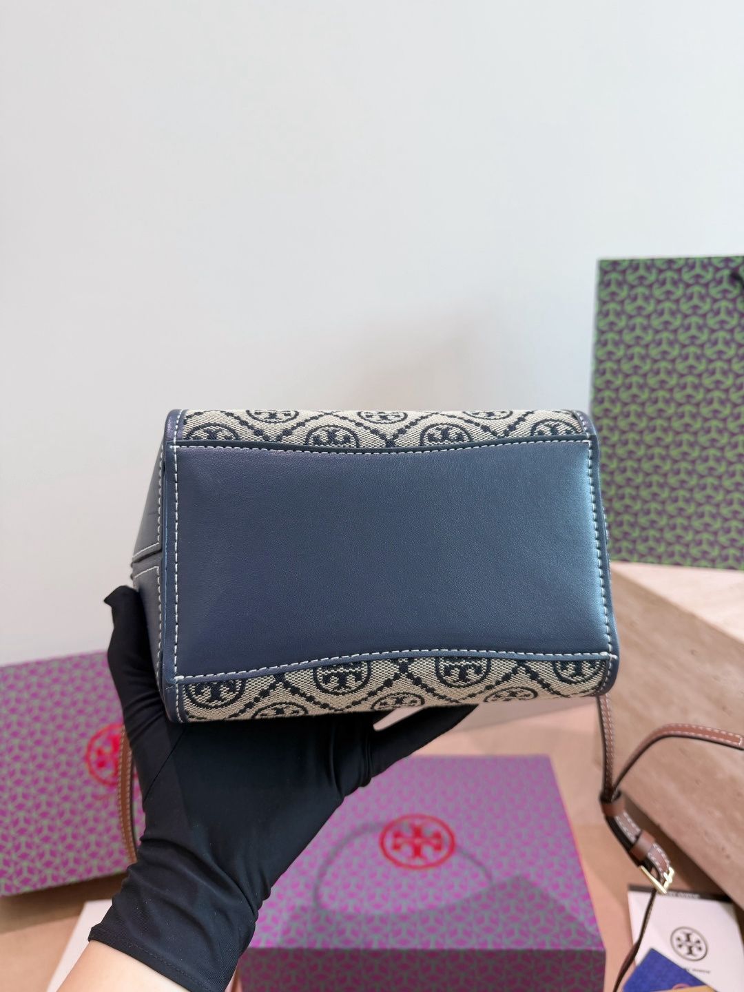 Comes with TORYBURCH TB Bucket Bag Gift Box