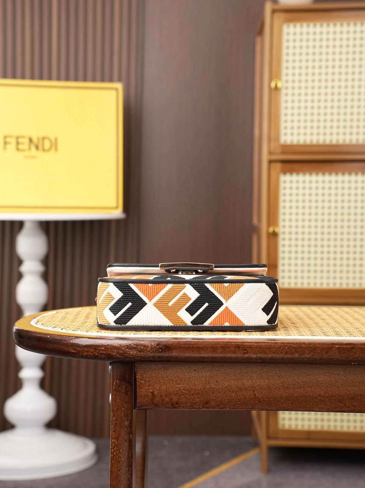 Model 6004, small size 20cm, FENDI's popular classic Baguette, crafted from high-quality canvas with advanced techniques. The entire bag features double FF three-dimensional embroidery, boasting an unparalleled texture. It comes with a detachable shoulder