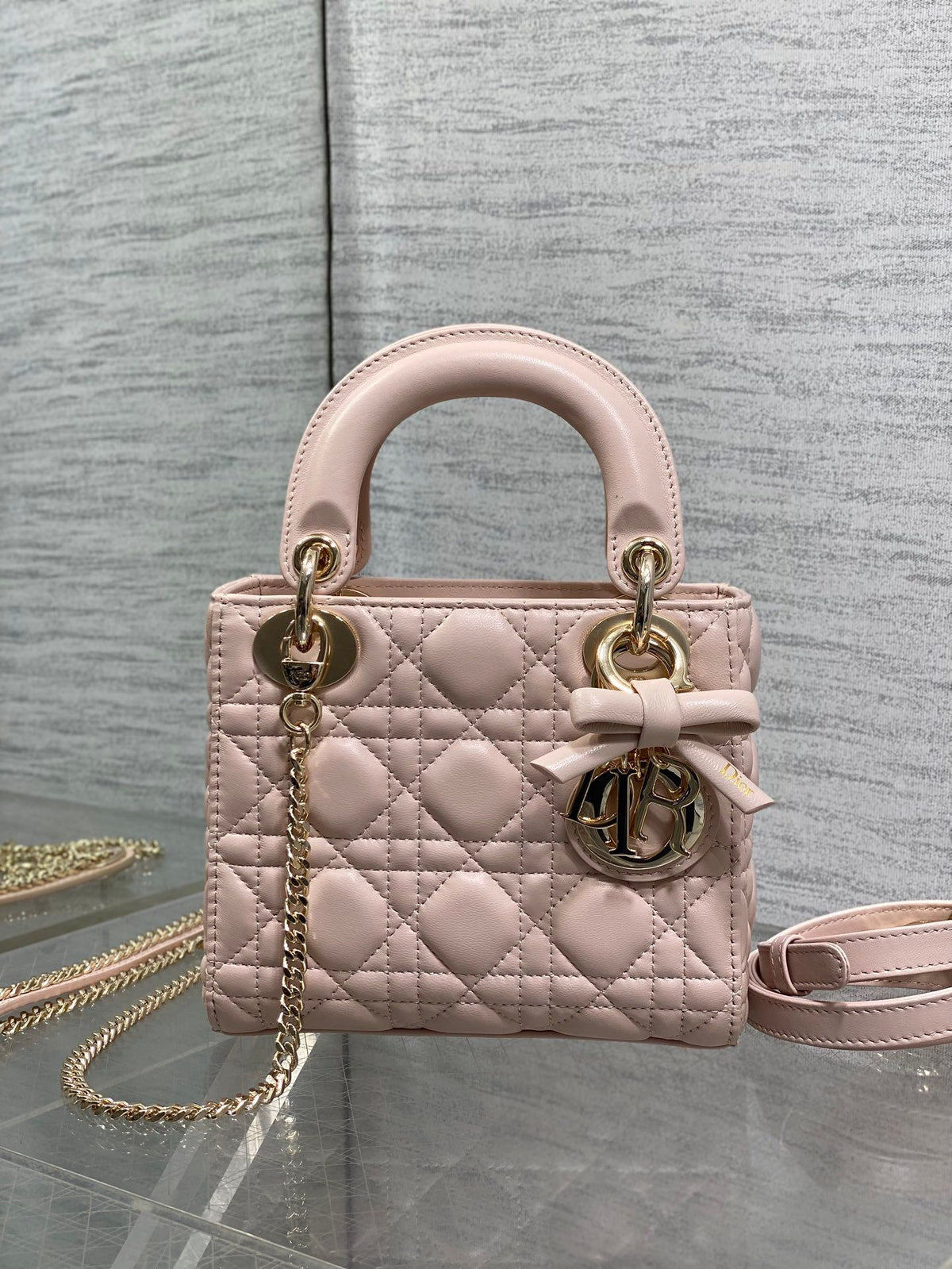 In stock, Classic Lady's latest bow-tie Princess Diana bag. A must-have three-compartment bag for everyone. Charming, elegant and full of aura. It is also full of femininity when carried cross-body. Classic fashion style. This beautiful bag is available