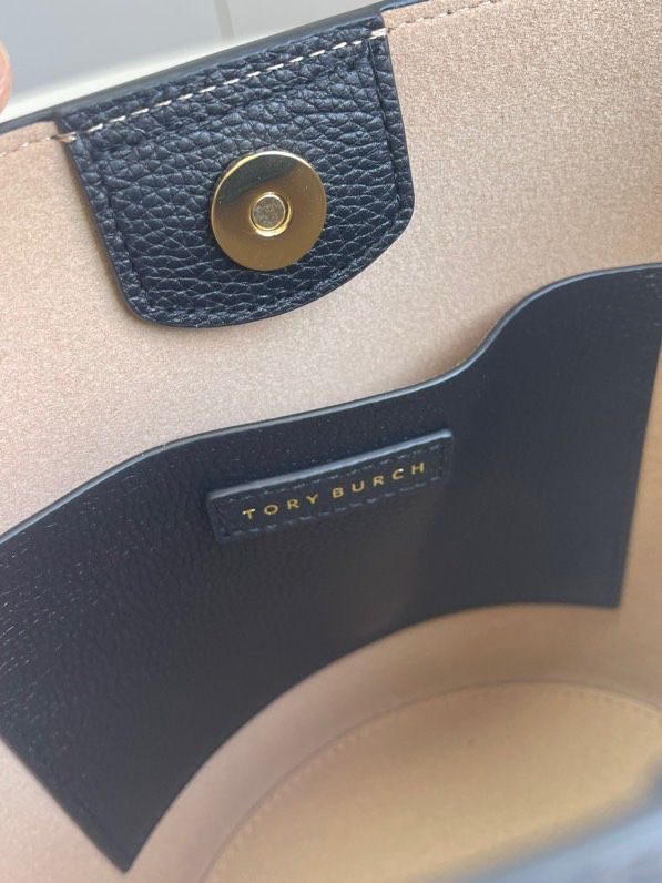 The capacity of the new TORY BURCH MCGRAW bucket bag in the small size is also very suitable for easy carrying. Small items can be buttoned up and have a different design. The drop pattern cowhide small size is suitable for small girls or girls who want