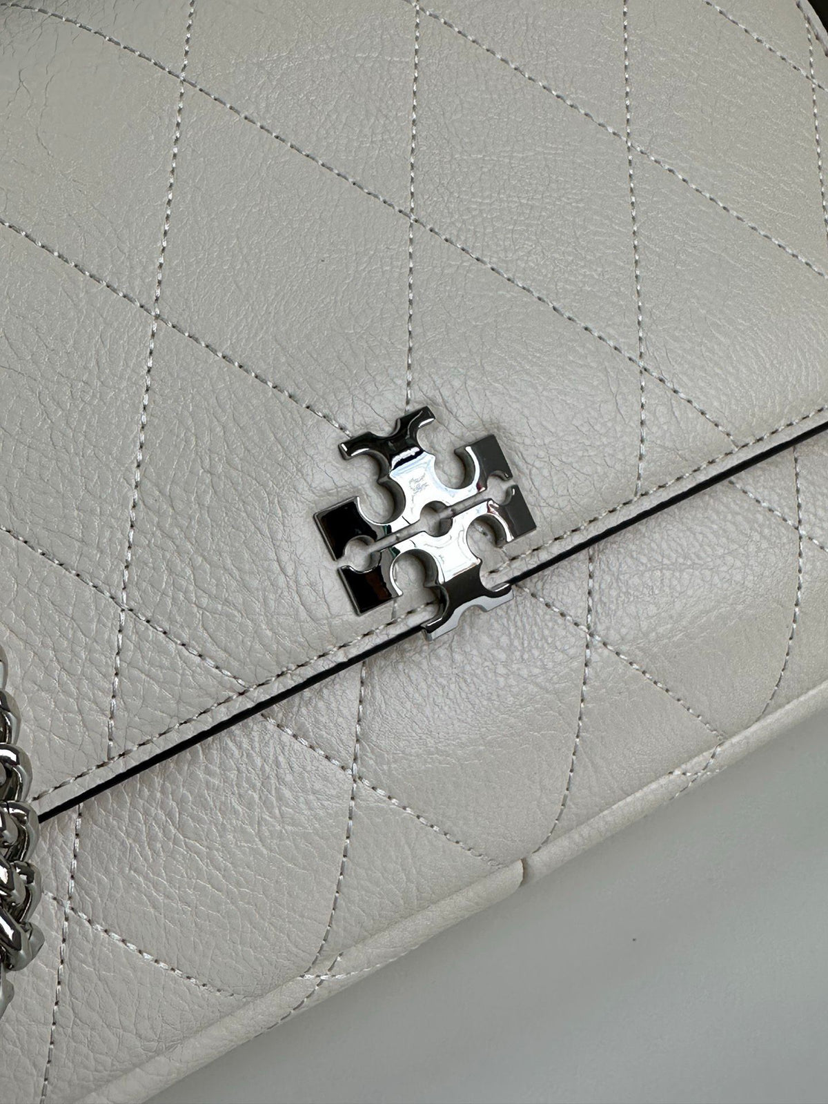 Number 1519 Tory Burch new model, you really understand girls, right? The diamond grid pattern comes with a gentle filter, and the silver chain adds a touch of sharpness. The back is effortless and exquisite. It can be worn all year round. White moonlight