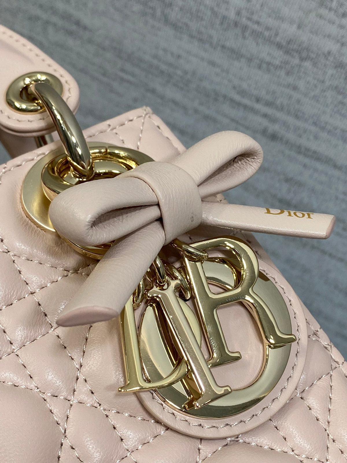 In stock, Classic Lady's latest bow-tie Princess Diana bag. A must-have three-compartment bag for everyone. Charming, elegant and full of aura. It is also full of femininity when carried cross-body. Classic fashion style. This beautiful bag is available