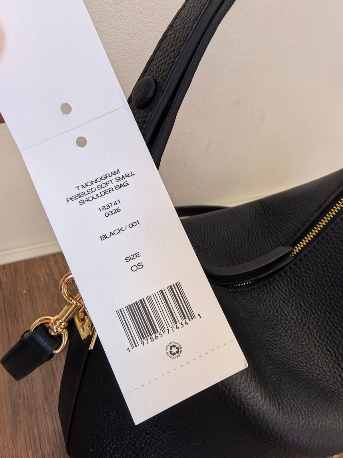 The new black TORY BURCH MELLOW SHOULDER BAG lunch box bag combines relaxation and practicality, making it a perfect match for spring and summer wear. The drop patterned cowhide feels like clouds, comfortable and lightweight, and won't press on the should